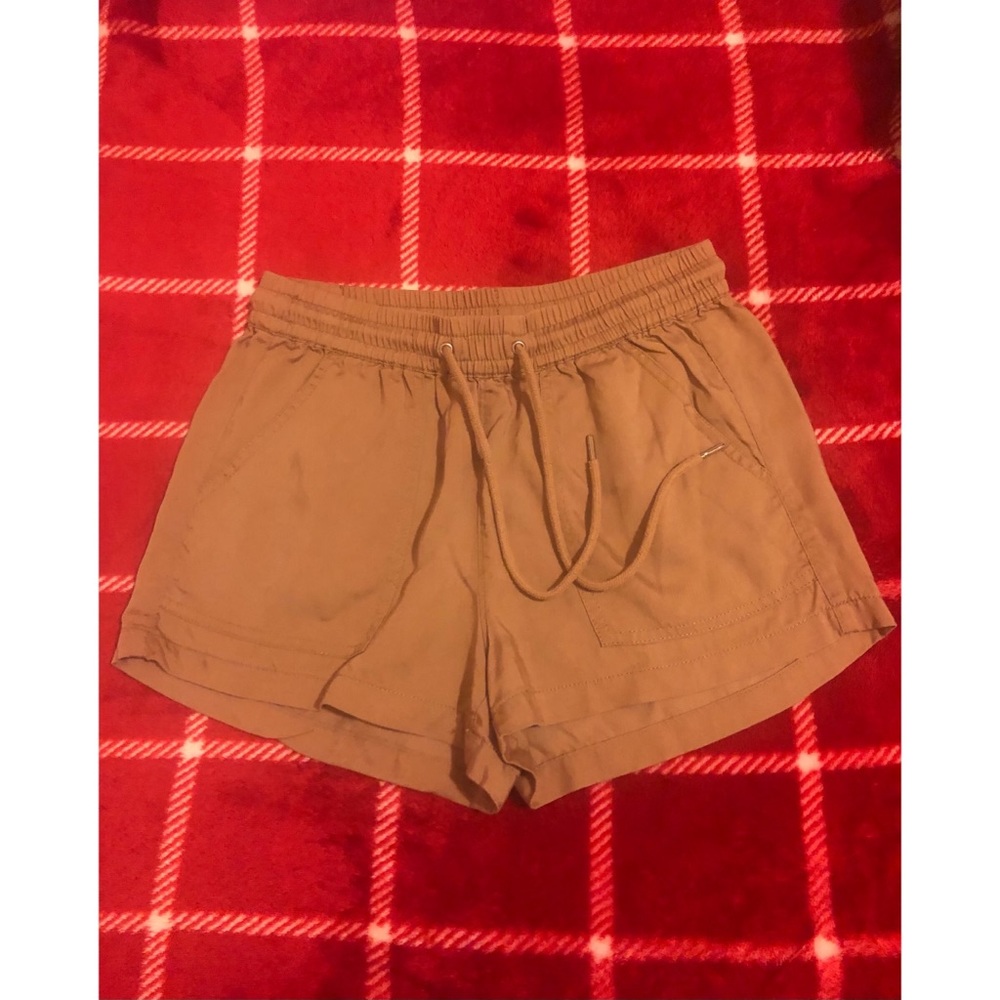 Khaki shorts w/ adjustable waist tie